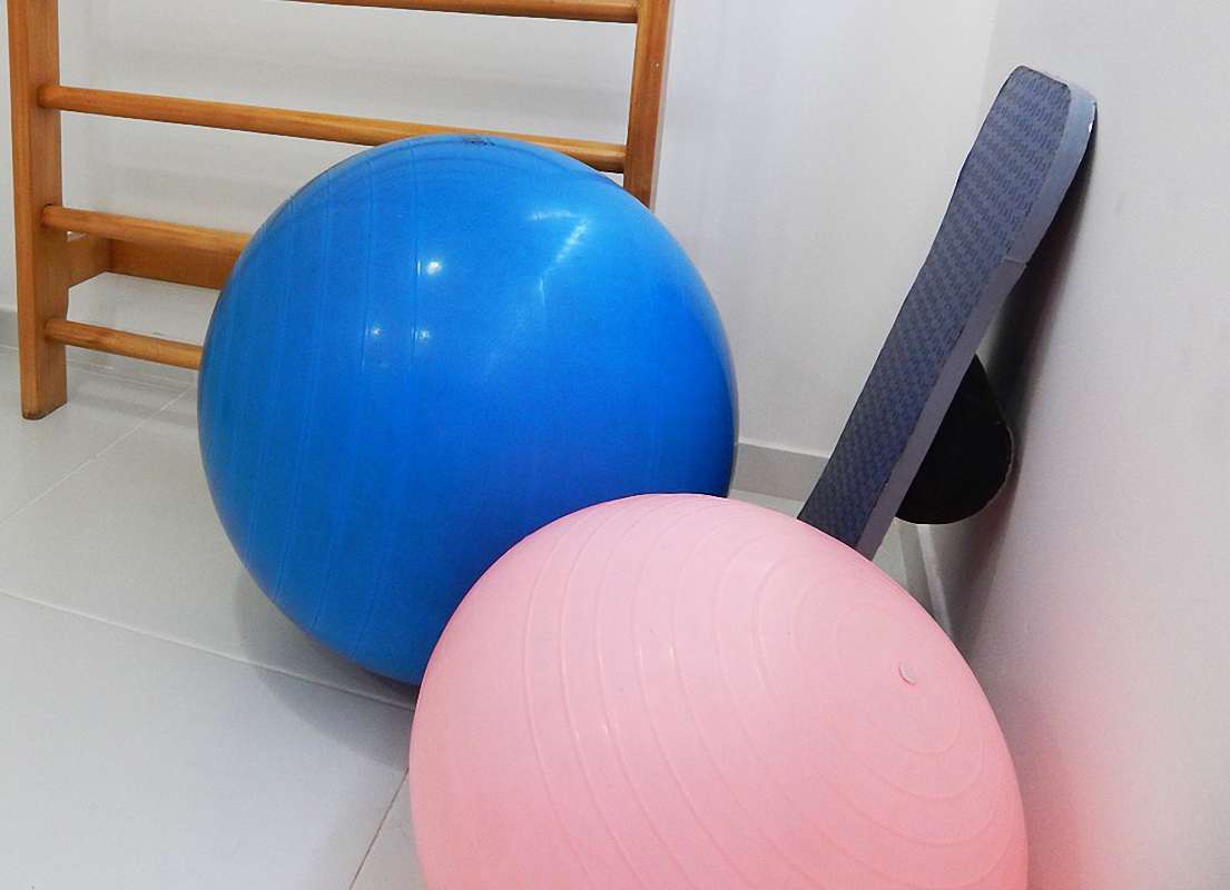 4 ejercicios sencillos con pelota de pilates para trabajar con niños TEA
