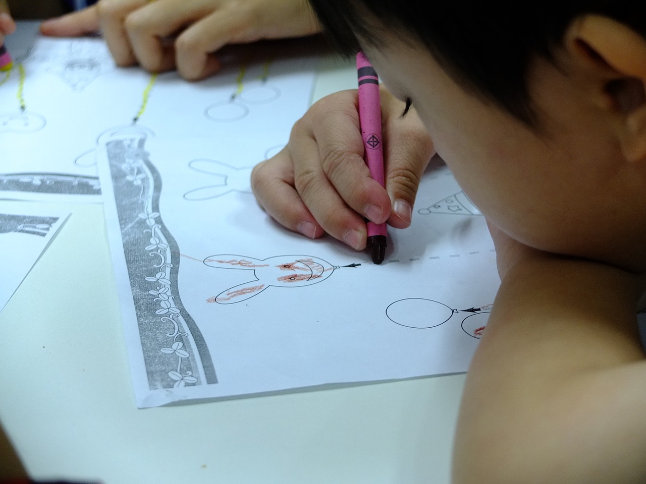 Estimulación sensorial para mejorar la motricidad fina en la escritura
