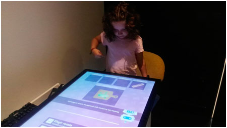 Niña en mesa T-Room autismo